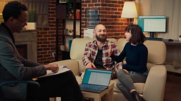 Homme Femme Inventant Résolvant Des Problèmes Lors Une Séance Thérapie — Video