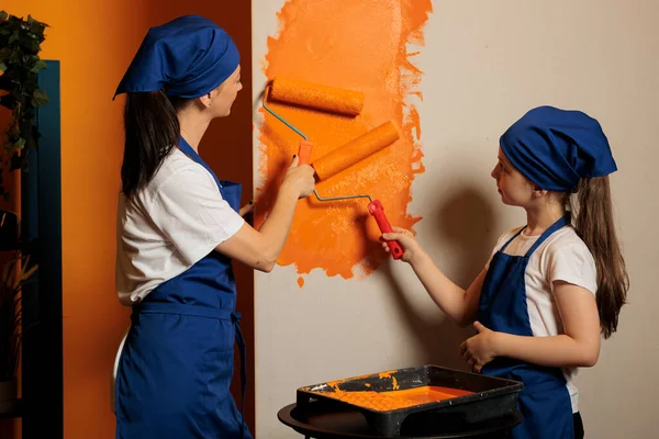 Mãe Criança Pintando Paredes Casa Com Cor Tinta Laranja Pincel — Fotografia de Stock