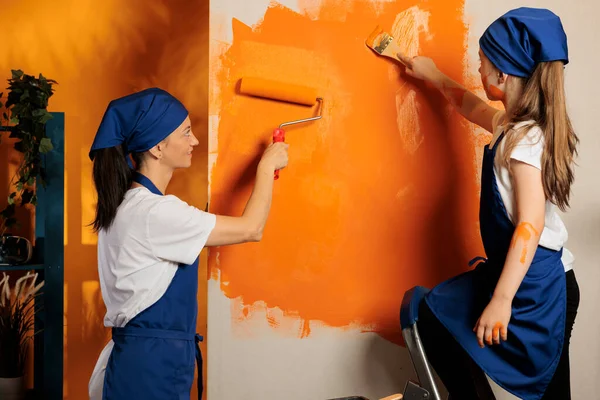 Vrouw Klein Kind Schilderen Kamer Muren Zitten Ladder Met Behulp — Stockfoto