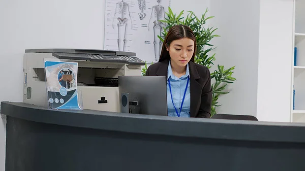 Asian Receptionist Working Report Papers Appointments Hospital Reception Counter Helping — Stockfoto