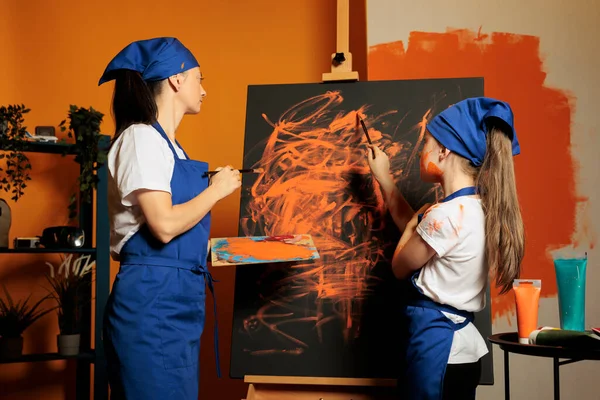 Kvinna Och Barn Skapar Mästerverk Med Orange Färg Aquarelle Färg — Stockfoto