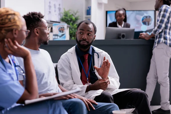 Afroamerikan Konsulterar Man Som Sitter Väntrummet Receptionen Läkare Och Assistent — Stockfoto
