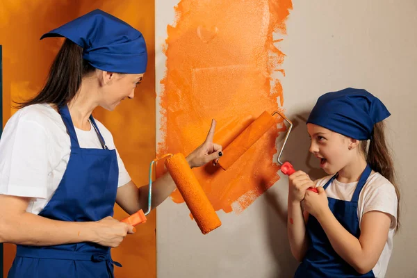 Молоді Люди Весело Малюють Вдома Використовуючи Помаранчевий Колір Фарби Роликовій — стокове фото