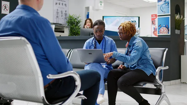 African American Nurse Patient Analyzing Diagnosis Laptop Using Computer Explain — Stockfoto