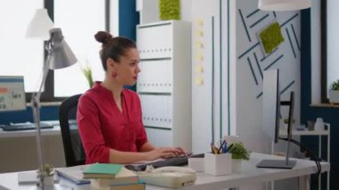 Satış ve pazarlama geliştirme yaratmak için e-ticaret sunumu üzerinde çalışan yönetici müdürü. İş haritaları ve veri istatistikleriyle mali danışman planlama stratejisi.