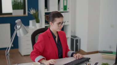Şirket planlama asistanı finansal büyüme için satış istatistikleri ve veri araştırmaları kullanarak bilgisayar üzerinde iş stratejisi planlıyor. Pazarlama analizi sunumu üzerinde çalışan kadın çalışan.