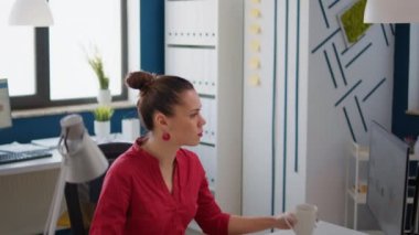Şirket çalışanı çizelgeler üzerine notlar alıyor, iş büyümesi için finansal sunum üzerinde çalışıyor. E ticaret şeması ve grafikleriyle satış araştırması planlayan bir ofis çalışanı..