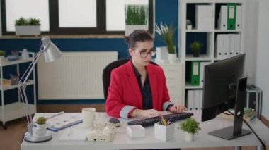 Şirket lideri iş büyümesi, planlama stratejisi ve finansal kalkınma için bilgisayardaki grafikleri kullanıyor. Başlangıçta satış istatistikleri ve veri grafikleriyle çalışan ofis çalışanı.