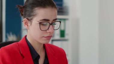 Proje yöneticisinin portresi internette veri tabloları ve istatistikleri kullanarak finansal araştırma yapıyor. Pazarlama danışmanı geliştirme stratejisi. El kamerasıyla. Kapat..