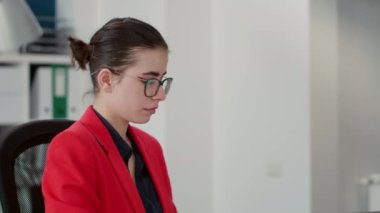 Ticari uzmanlık alanında pazarlama ve ticaret istatistikleriyle çalışan, bilgisayar üzerine yeni stratejiler planlayan bir satış danışmanı. Veri tabloları ve grafiklerini analiz ediyorum. Kapat..