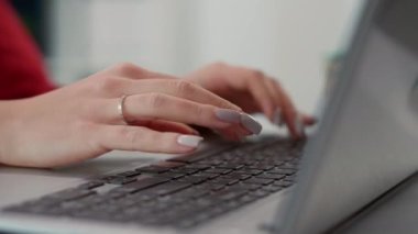 Bilgisayarda finansal istatistiklerle çalışan bir iş kadını, başlangıç ofisinde araştırma sunumu planlıyor. Şirket çalışanı pazarlama geliştirmek için bilgisayar kullanıyor. Kapat..