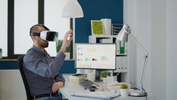 Geschäftsmann Der Büro Mit Einer Brille Arbeitet Mit Virtual Reality — Stockvideo