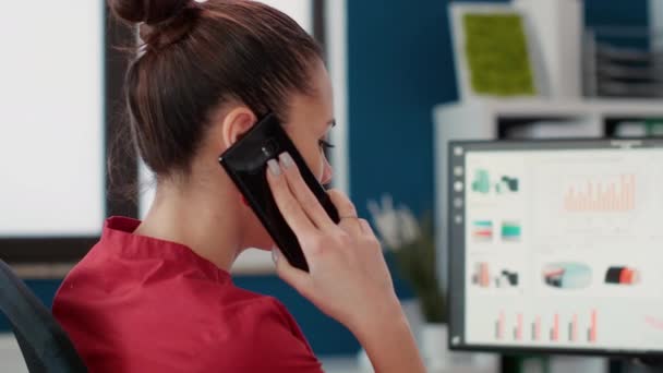 Obchodní Žena Telefonuje Finančních Grafech Používá Smartphone Vedení Vzdálené Konverzace — Stock video