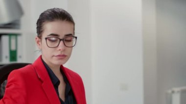 Şirket muhasebecisi, pazarlama gelişimini finansal stratejiyle planlamak için çevrimiçi satış istatistikleriyle çalışıyor. Yürütme projesi için iş çizelgeleri ve grafikleri analiz eden bir ofis çalışanı.