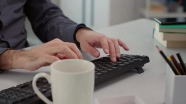 Finansal proje geliştirme araştırması için cep telefonuyla çalışan bir iş adamı. Şirket çalışanı başlangıç ofisinde interneti taramak için akıllı telefonu kullanıyor. El kamerasıyla. Kapat..
