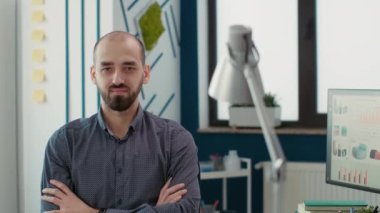 Şirket muhasebecisinin portresi. Finansal diyagramları planlamak için pazarlama istatistikleri var. İşinde e-ticaret uzmanı olan bir erkek işçi. Kapat..