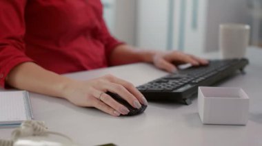 Finansal analist, bilgisayar pazarlama istatistiklerini kullanarak grafik ve grafiklerle geliştirme stratejisi planlıyor. İdari araştırma projesinde çalışan bir ofis çalışanı. El kamerasıyla. Kapat..