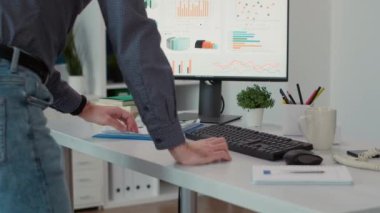 Ticari belgelere bakan bir işadamı, finansal istatistikleri kullanarak kalkınma stratejisi yaratıyor. Araştırma danışmanı ofisteki belgelerin veri satış raporlarını analiz ediyor..