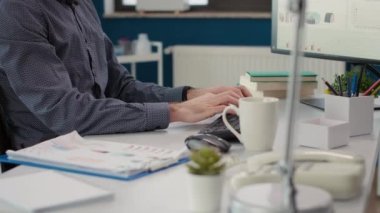 Proje yöneticisi bilgisayarda finansal istatistiklerle çalışıyor, şirket büyümesi için iş haritaları hazırlıyor. Erkek muhasebeci başlangıç ofisinde ticari veri raporunu analiz ediyor.