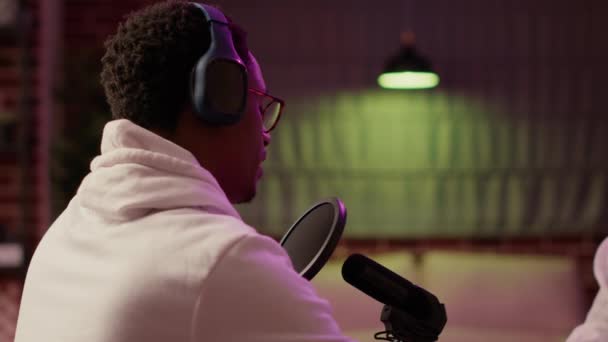 Přes Rameno Pohled Africké Americké Podcasteru Mluví Sebevědomě Při Vysílání — Stock video
