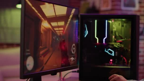 Profesyonel Oyun Bilgisayar Kurulum Ekranının Kapatılması Oturma Odasında Birinci Şahıs — Stok video