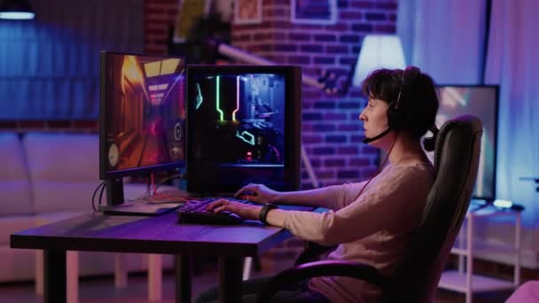 Kézi Lövés Gamer Lány Játszik Online Akciójáték Ünnepli Megnyerése Után — Stock videók