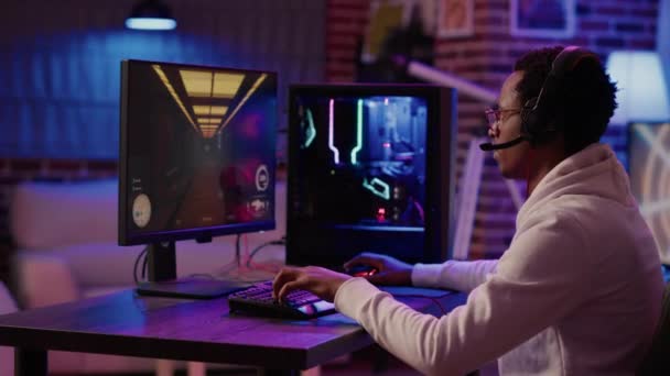 Στιγμιότυπο Του Αφροαμερικανού Άνδρα Που Χρησιμοποιεί Gaming Setup Χαλαρώνοντας Παίζοντας — Αρχείο Βίντεο