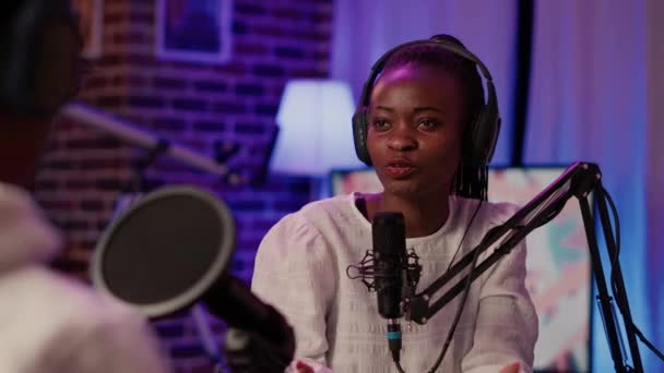 Gros Plan Podcaster Afro Américain Studio Enregistrement Domicile Intervew Avec — Video