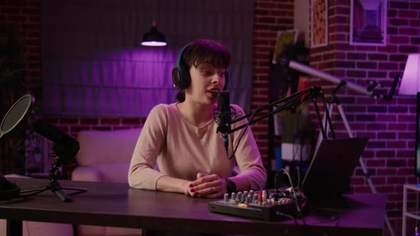 Portrait Woman Headphones Talking Energetic Online Radio Show Using Microphone — 图库视频影像