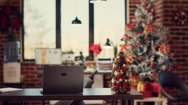Boş bir başlangıç ofisi, kış şenliklerini kutlamak için kullanılan kostüm süsleri ve ışıklarla süslenmiş. Noel ağacı ve bayram partisi için şenlikli dekorasyon..