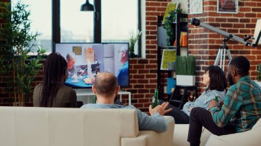 TV 'de dram filmi izleyen, kanal programında filmden keyif alan çok ırklı bir arkadaş grubu. Televizyon şovu izlemek, şişelerden bira içmek, hafta sonları eğlenmek..