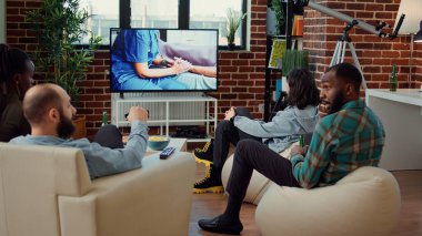 Ev partisinde bira şişeleri ve abur cuburlarla drama dizisi izleyen çok ırklı bir grup insan. Film ya da film izlemek ve hafta sonu eğlenmek için birlikte eğleniyoruz..