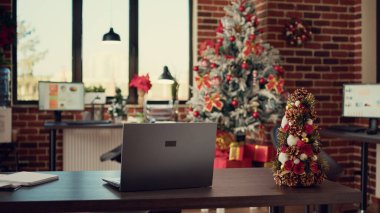 Noel ışıkları ve ağaçlarla süslenmiş boş bir ofis. Kış tatilini kutlamak için. İş yerindeki şenlikli dekorasyon ve süsler, hediyeler ve hediyeler için sezonluk xmas dekoru..