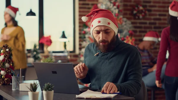 Empleado Masculino Con Sombrero Santa Oficina Festiva Trabajando Computadora Portátil —  Fotos de Stock