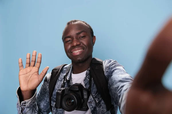Sonriente Joven Entusiasta Fotografía Que Tiene Dispositivo Dslr Tomar Selfie —  Fotos de Stock