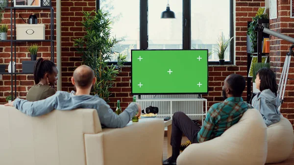 Bir Grup Insan Televizyonda Yeşil Ekran Şablonuyla Sinemadan Zevk Alıyor — Stok fotoğraf