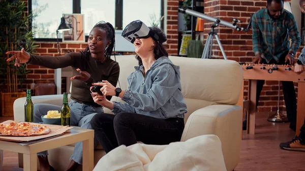 Ženy Hrají Videohry Brýle Konzoli Pomocí Virtuální Reality Sluchátka Hrát — Stock fotografie