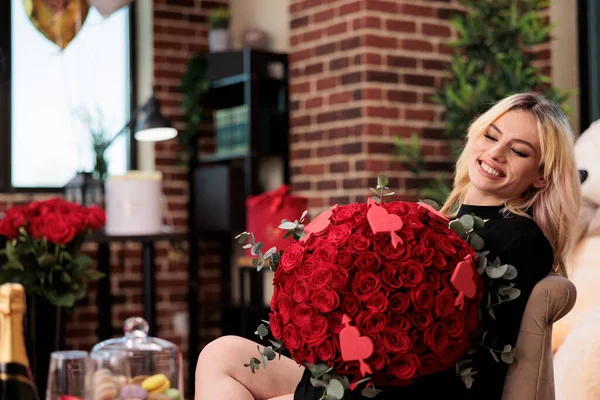 Donna Che Tiene Bouquet Rose Rosse Con Decorazione Cuori Ridendo — Foto Stock