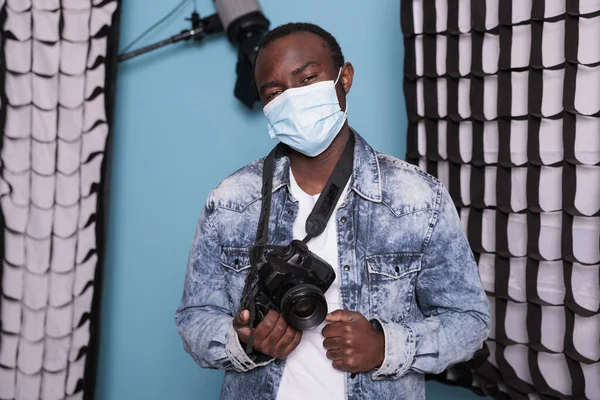 Afro Amerikaanse Fotograaf Met Professionele Camera Dragen Virus Bescherming Gezichtsmasker — Stockfoto