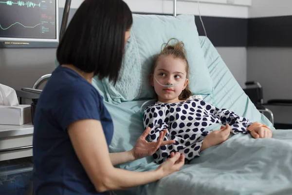 Madre Premurosa Che Parla Con Figlia Malata Ricoverata Che Riposa — Foto Stock