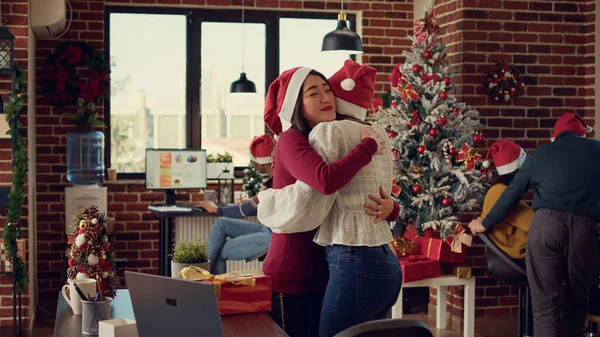 Divers Collègues Échangent Des Cadeaux Lors Fête Hiver Dans Bureau — Photo