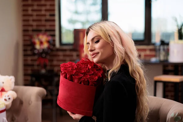 Femme Tenant Valentines Boîte Roses Rouges Jour Recevoir Des Cadeaux — Photo
