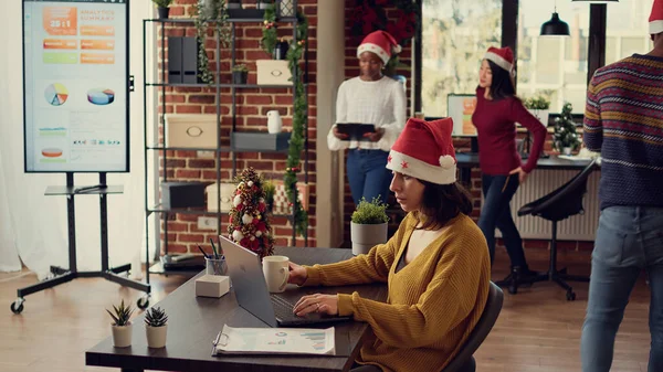 Funcionário Escritório Enviando Mail Laptop Durante Férias Natal Fazendo Trabalho — Fotografia de Stock