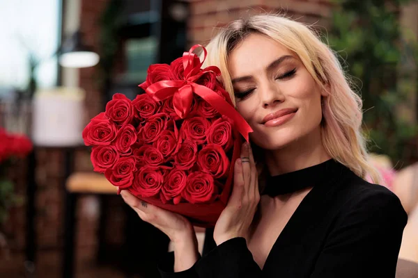 Femme Blonde Tenant Des Roses Rouges Près Cadeau Luxe Saint — Photo