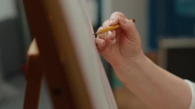 Elinde kalem tutan kadın sanatçı tuval üzerine vazo taslağı çizmek için profesyonel sanat eseri çiziyor. Hobi olarak sanatsal aletleri ve ekipmanları kullanmak. El kamerasıyla. Kapat..