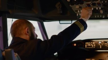 Uçak kaptanı, pilot kabininden uçağı uçurmak için torpido gözünde güç düğmeleri olan motoru çalıştırıyor. Ön cam pusula ile kontrol paneli komutu kullanılarak kalkış için düğmeye ve kola basılıyor.