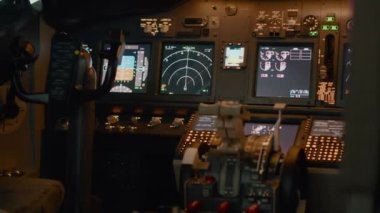 Pilot kabininde, motor gazıyla havalanmak için torpido ve kontrol paneli komutu kullanan uçak uçuracak kimse yok. Güç düğmeleri ve kolu olan bir uçuş jeti. Kapat..