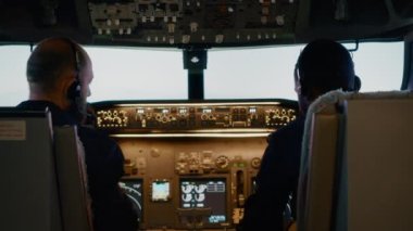 Çeşitli havacı takımları uçakla havalanmaya hazırlanıyor, uçak uçurmak için irtifa ve boylam seviyelerini ayarlıyorlar. Kontrol paneli komutu ve gösterge paneli kullanarak hava uçuşuna hazırlanılıyor.