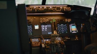 Gösterge paneli ve kontrol paneli olan boş uçak kokpiti, elektronik uçak radarları. Uçuş kabininde navigasyon, kol, düğme ve kalkış için pusula olan kimse yok. El kamerasıyla..