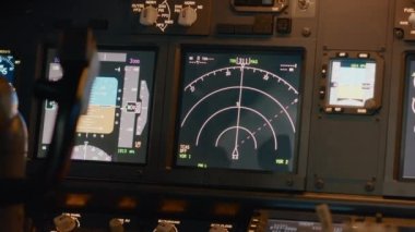 Kontrol paneli ve navigasyon pusulası olan uçak kabininde uçak uçurmak için güç düğmeleri olan kimse yok. Anahtarı, ön camı ve motor kolu olan uçak kokpiti. Kapat..